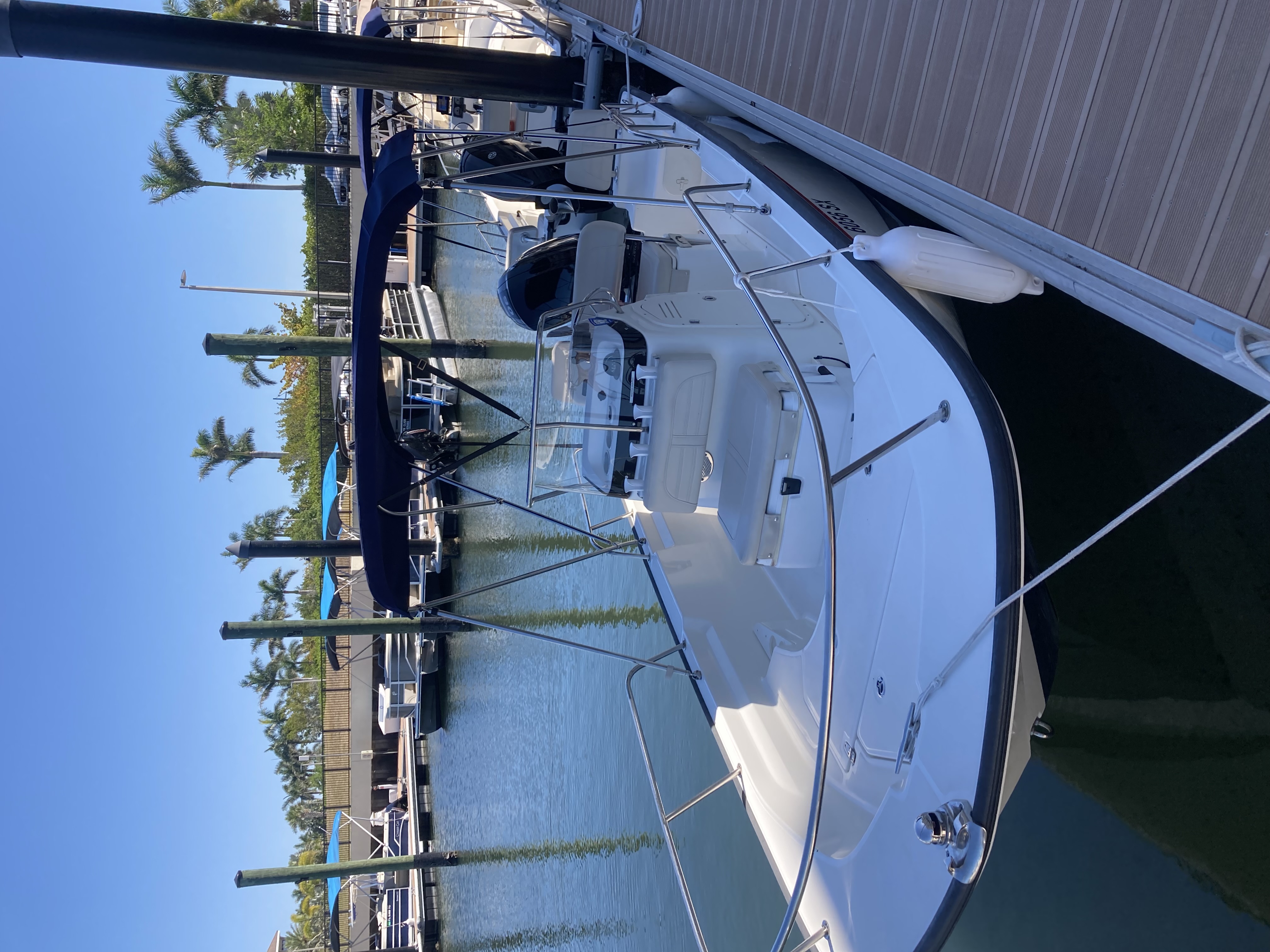WHIPPER SNAPPPER (17' Center Console-Boston Whaler- 90 HP-Fishing)