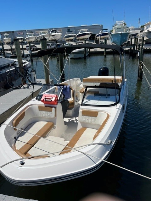 BEACH BANDIT (Bayliner 22' Deck Boat 150 HP - Cruising)