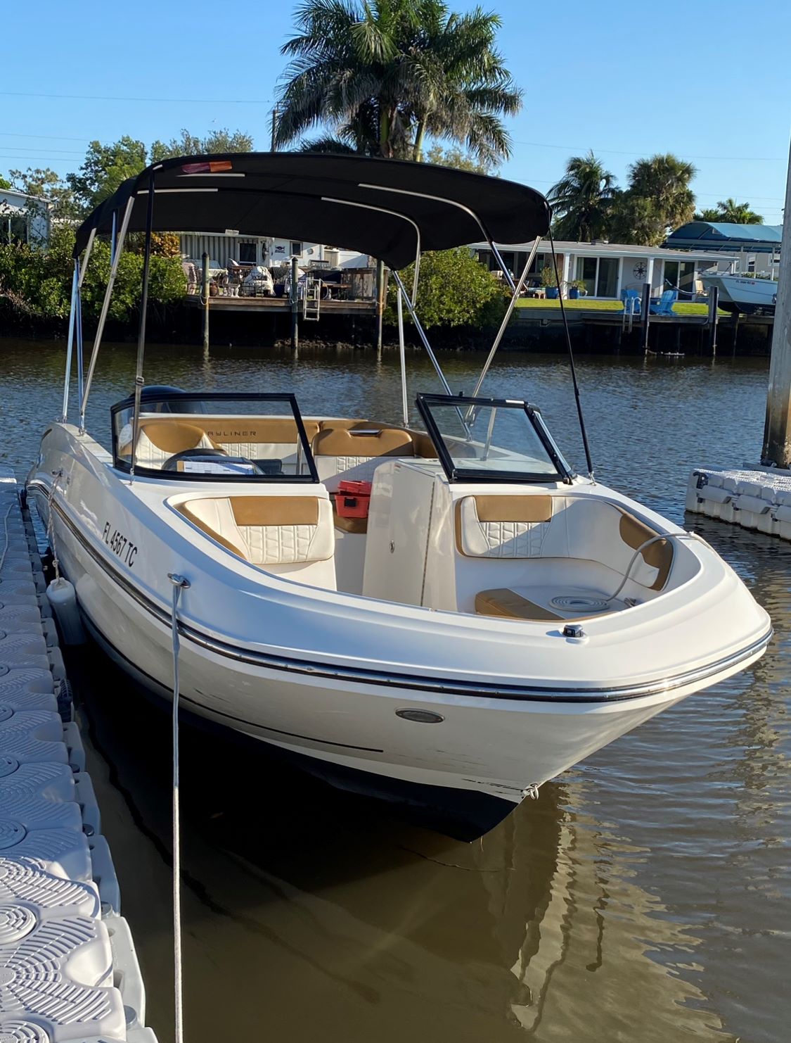 LUCKY LADY  (Bayliner 22' Deck Boat 150 HP - Cruising)
