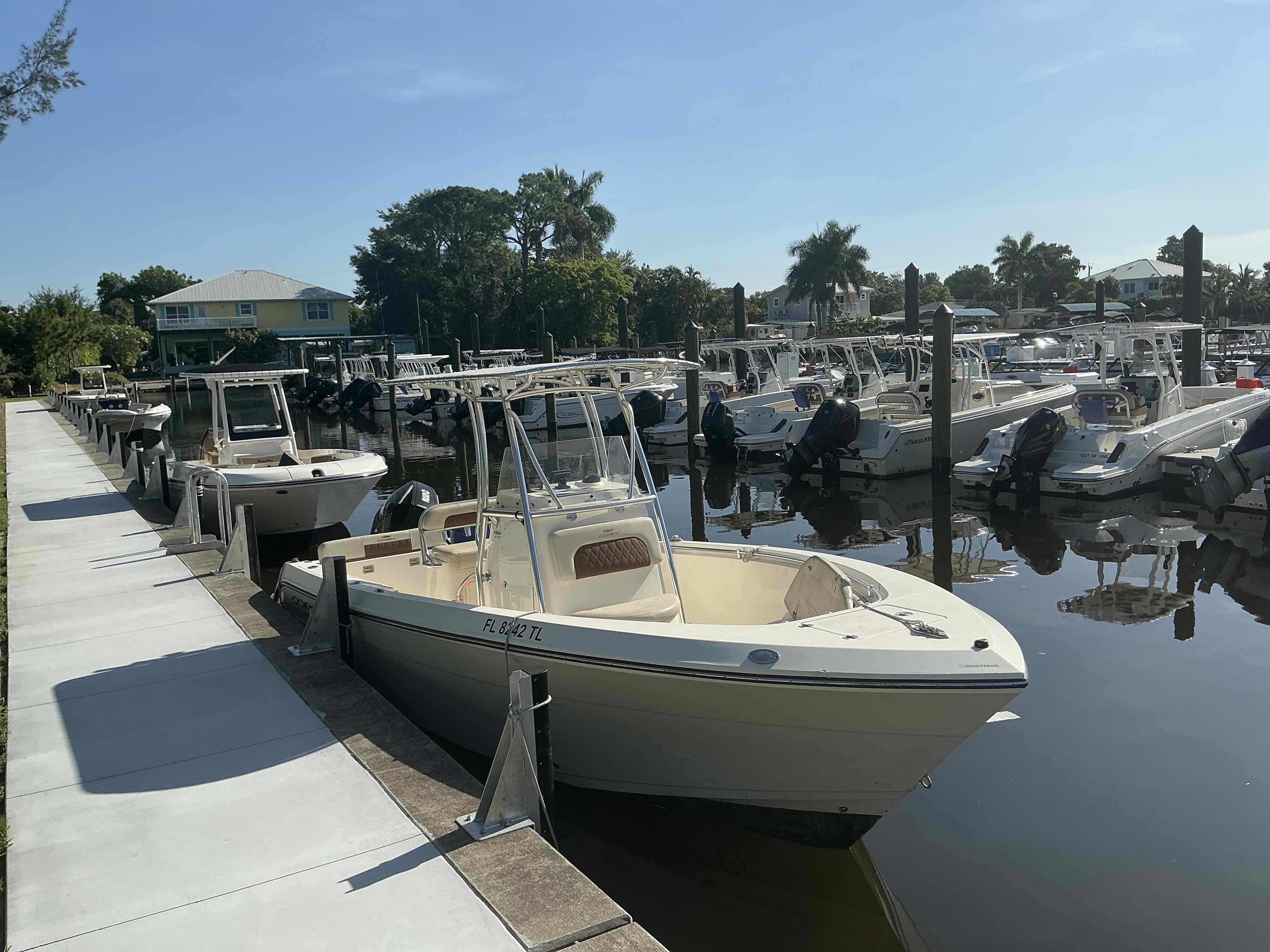 SEA HAWK  (24' Offshore Center Console 250HP - fishing)
