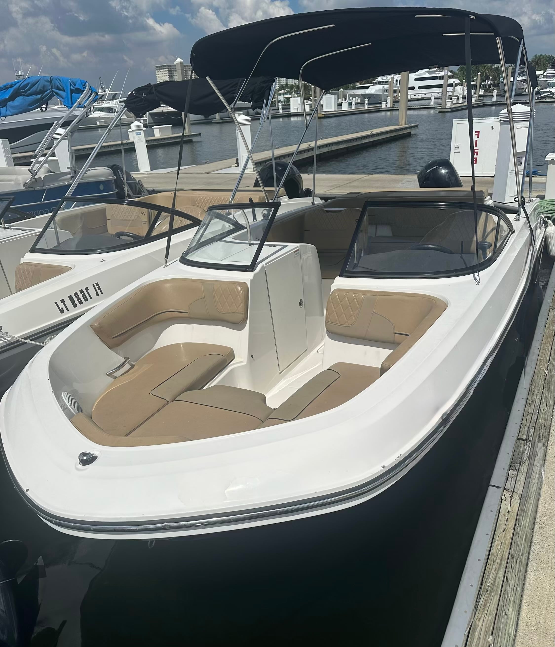 SANTA CRUZ (22' Deck Boat-VR6 OB-150 HP - cruising)