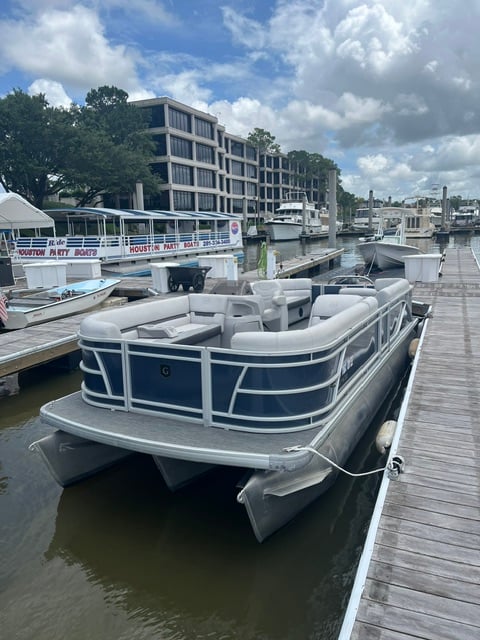 Lake'n It Easy - No Bimini Top - 23' Tritoon