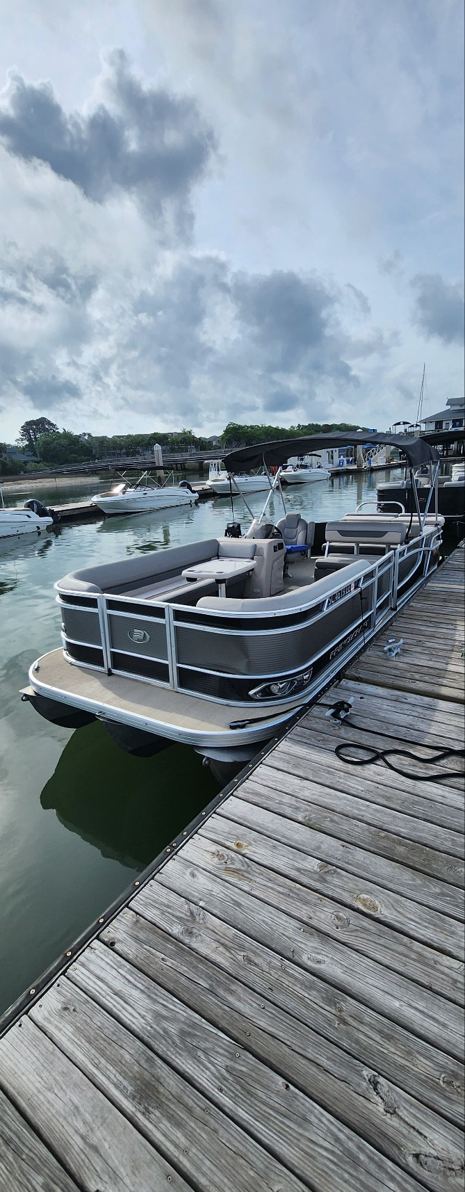 Island Freedom 38 (23 FT Tritoon 150 HP - Non Fishing Tritoon