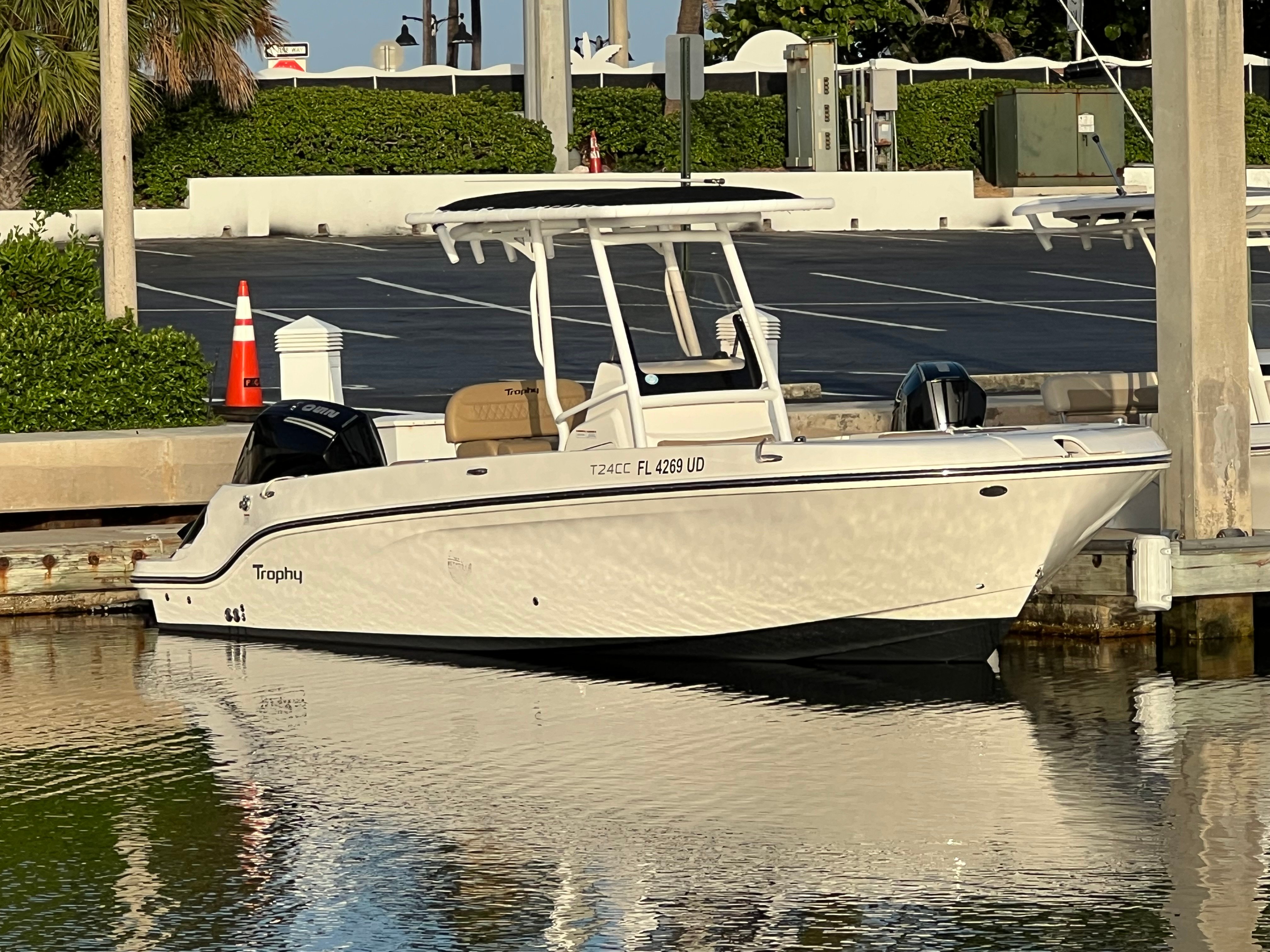 1st Place (24' Bayliner Trophy  250HP CC  Near Shore/Bay Only