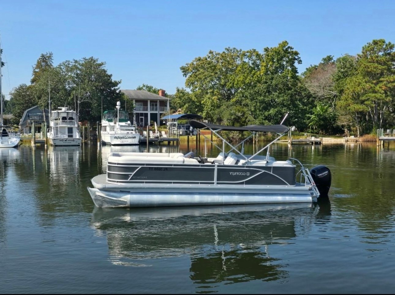 (225) Pontoon Tritoon  (No Fishing-Boat not allowed in Mobile Bay)