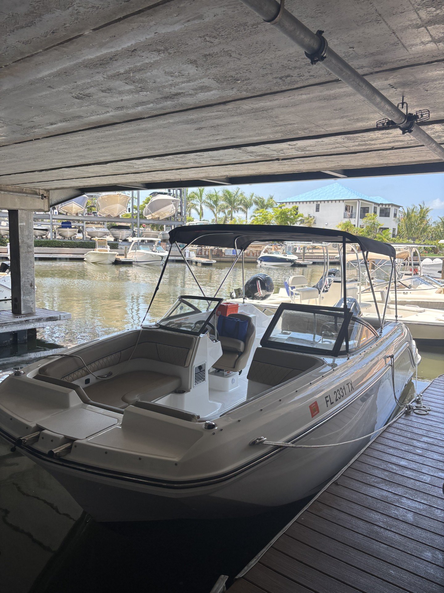 LUCKY BUOY (Bayliner 22' Deck Boat 200 HP - Cruising)