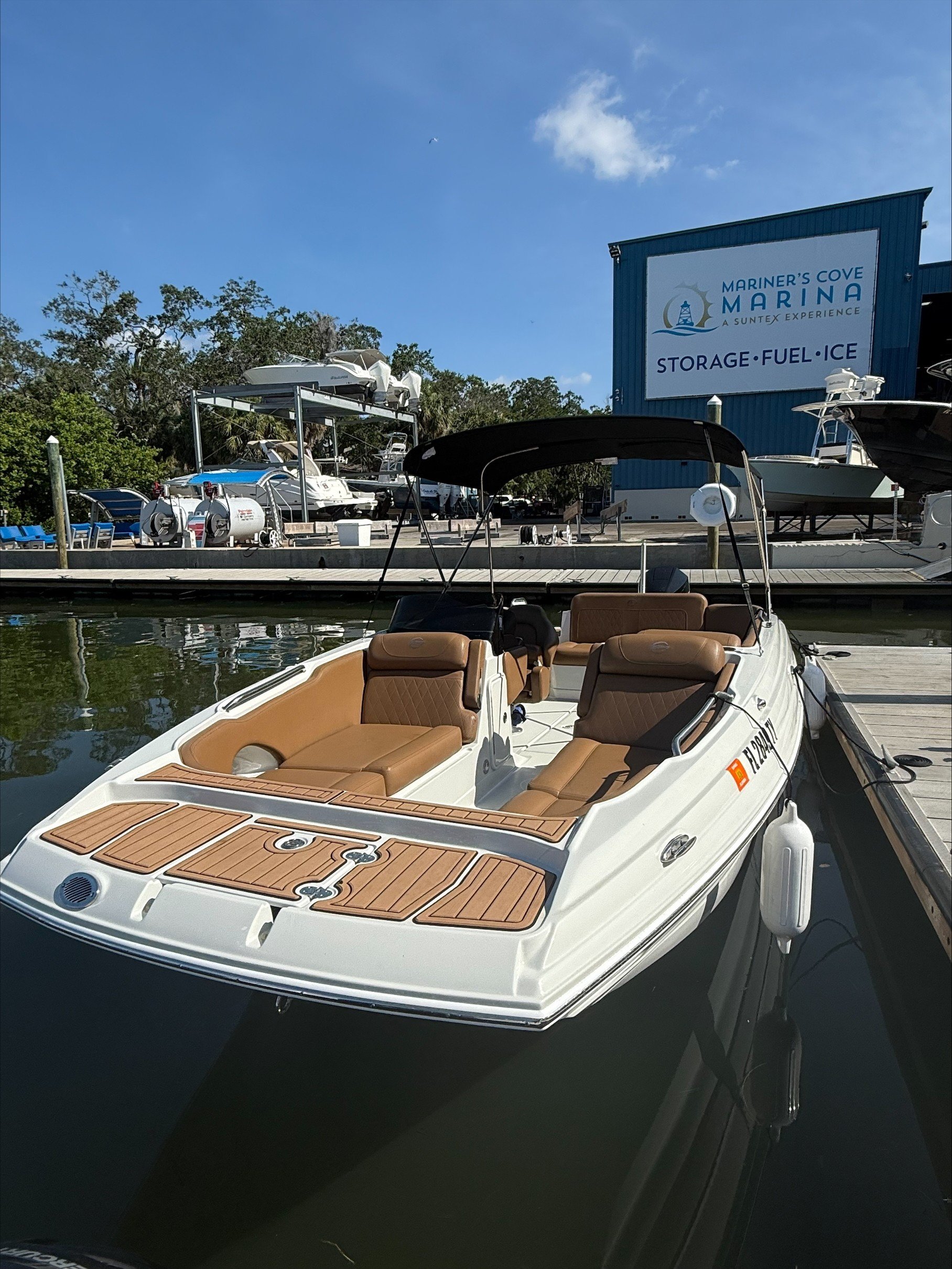 FREE PORT (CROWNLINE 23' Deck Boat 150 HP - Cruising)