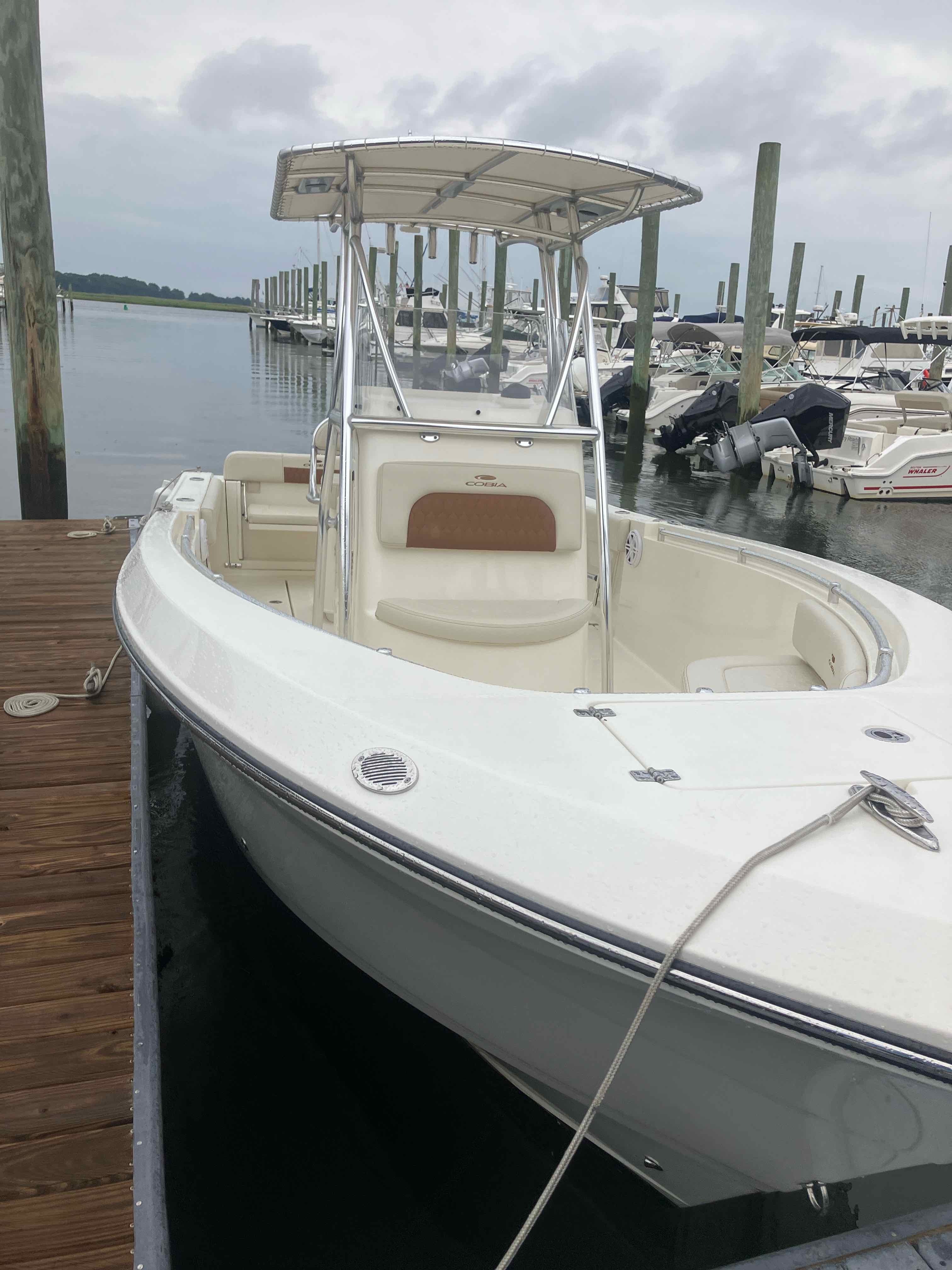 HOT TUNA (23' COBIA 237 CC 250XXL MERCURY)