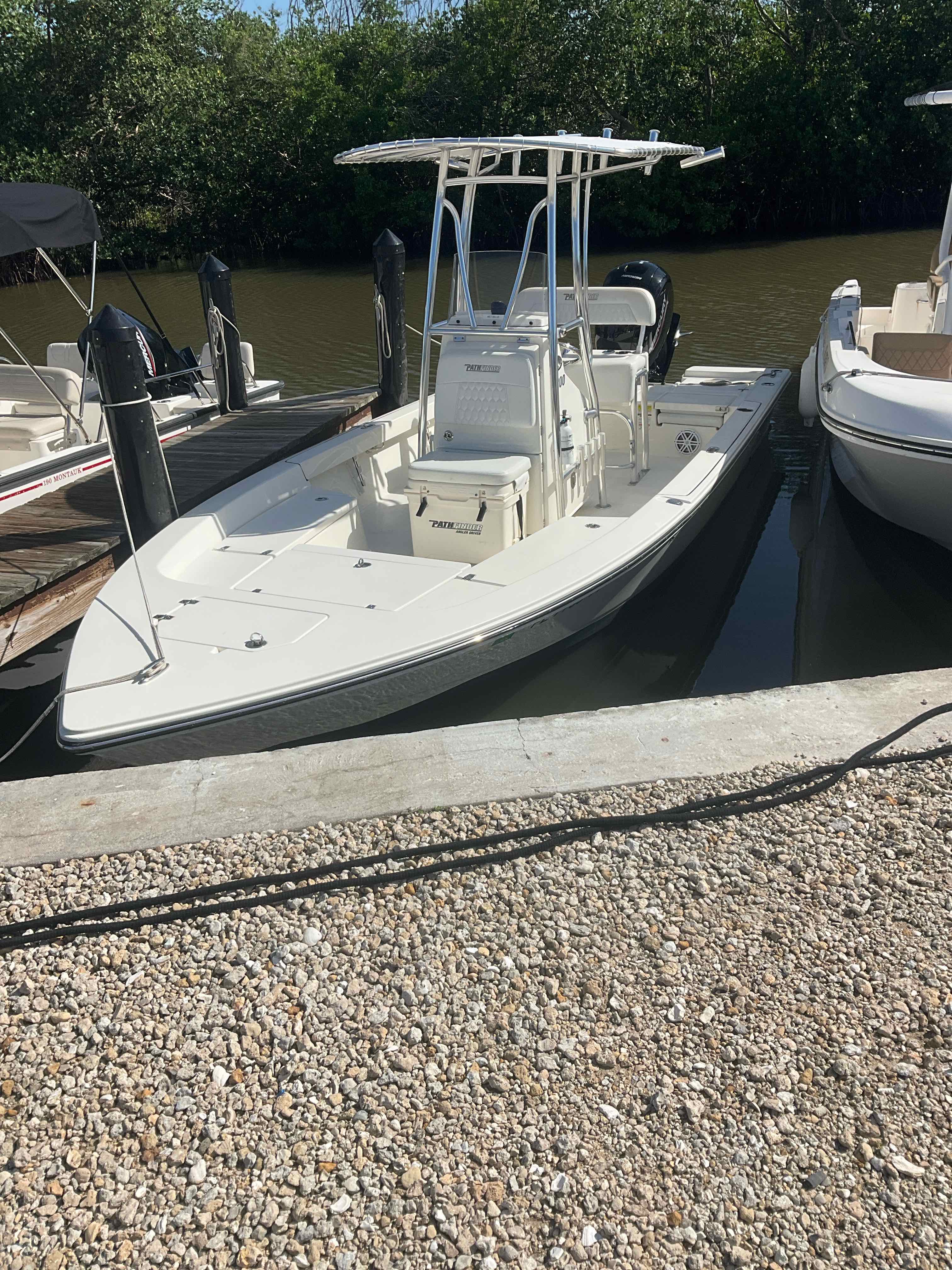 WET WILLIE (22FT Center Console Pathfinder 150 HP Fishing)