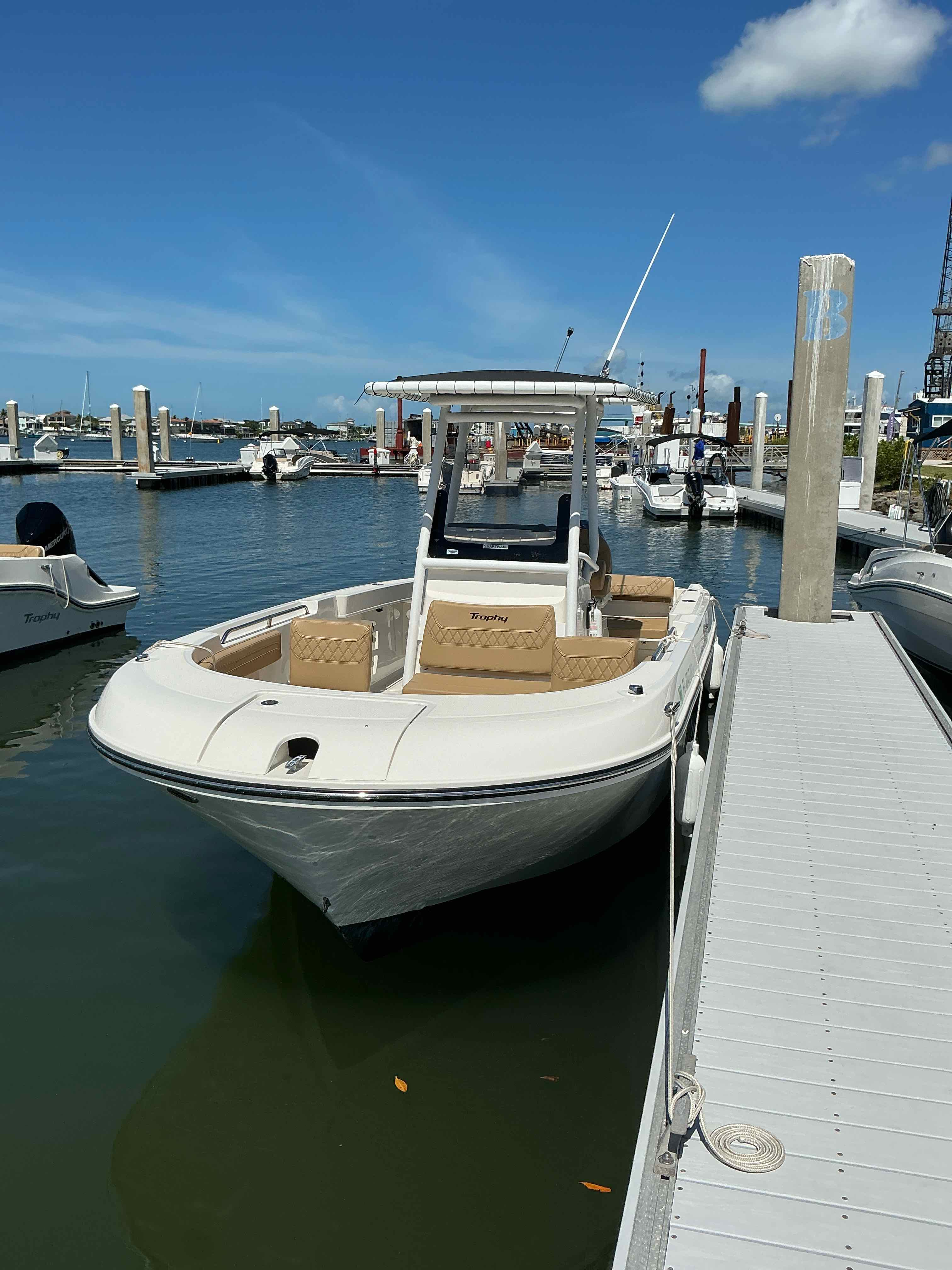 SMARTWAKE (24' Trophy Center Console 250 HP - Fishing/Cruising)