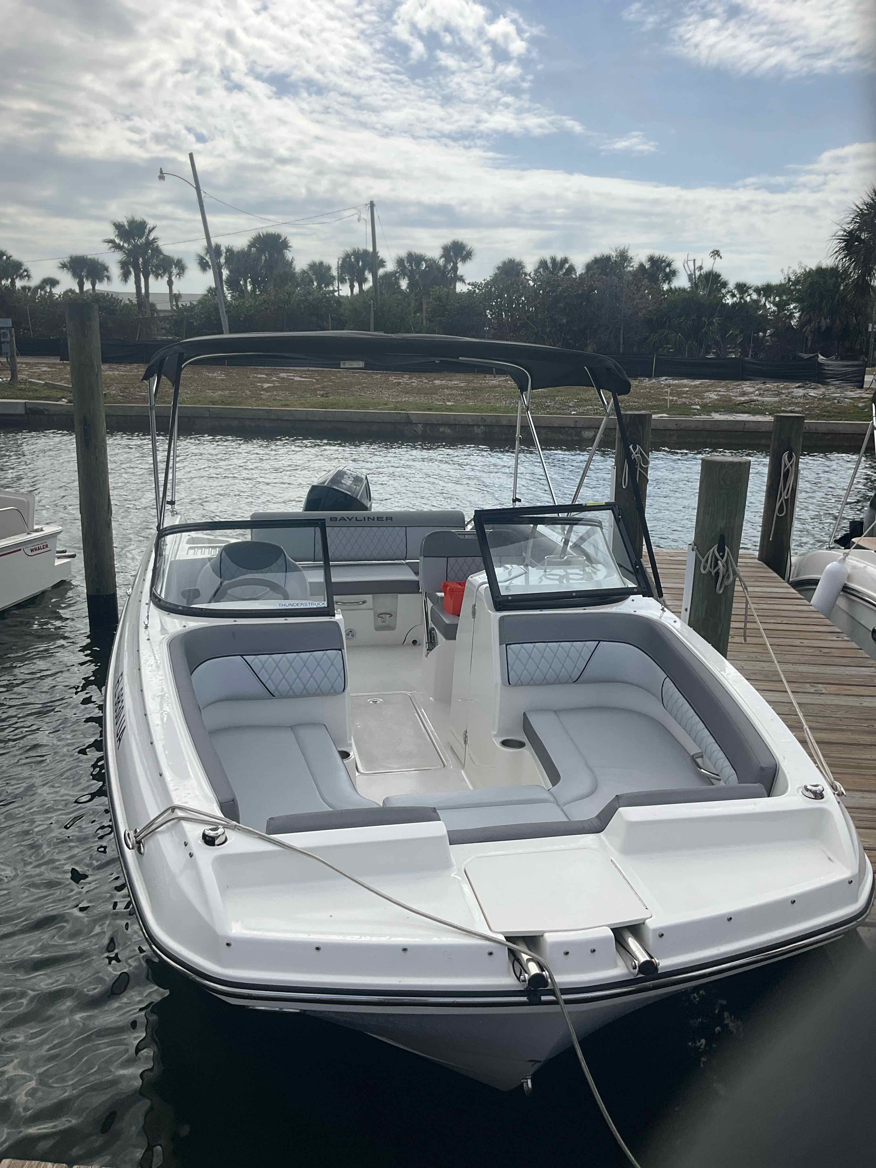 THUNDERSTRUCK (Bayliner 22' Deck Boat 200 HP - Cruising)