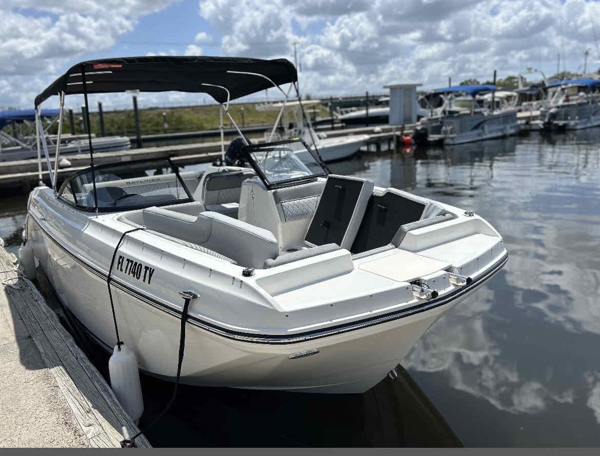 ONE BAY (Bayliner 22' Deck Boat 200 HP - Cruising)