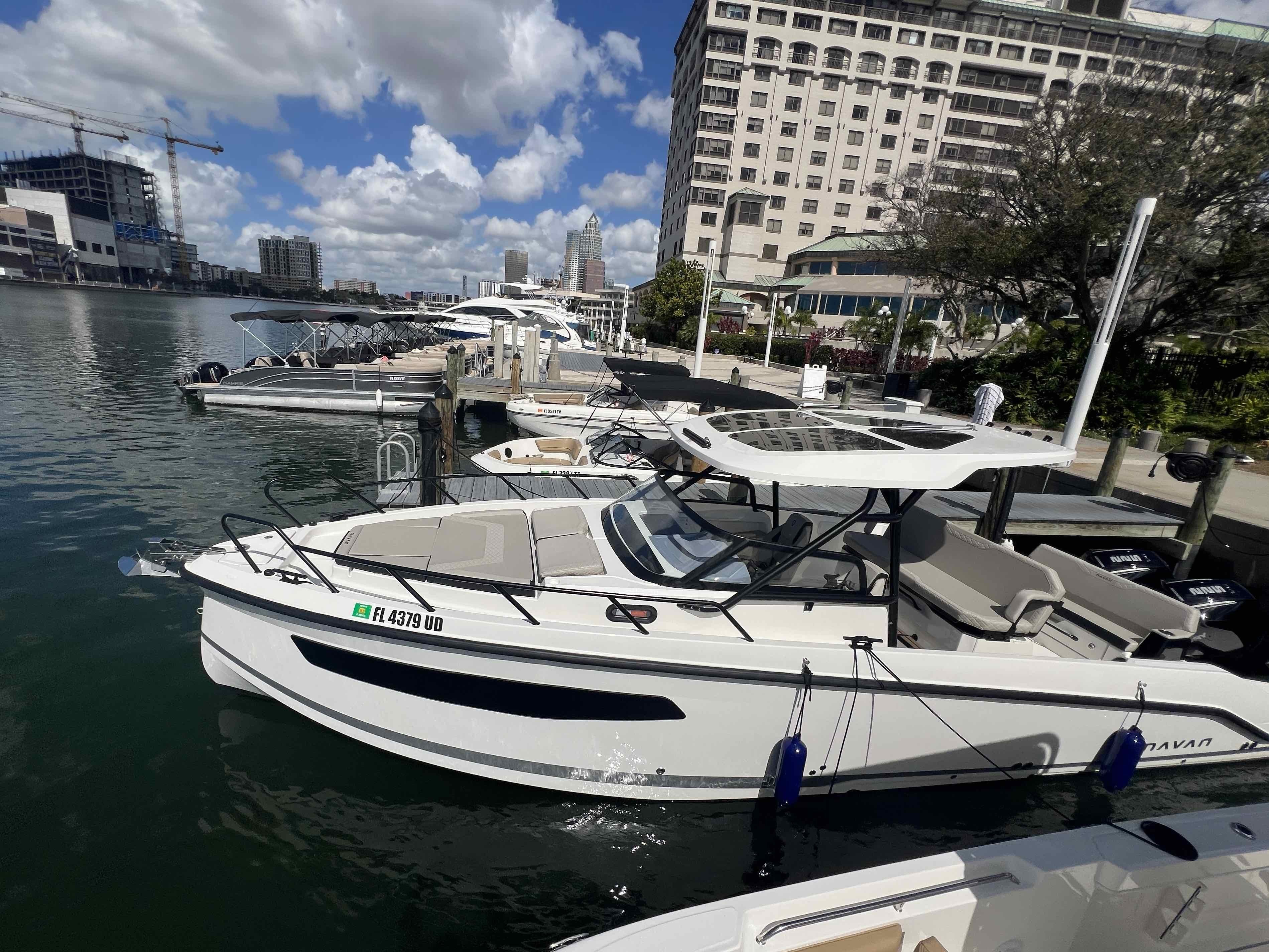 VENTO BIANCO (Amenity Vessel Navan S30 Twin 225hp) $399 Full Day