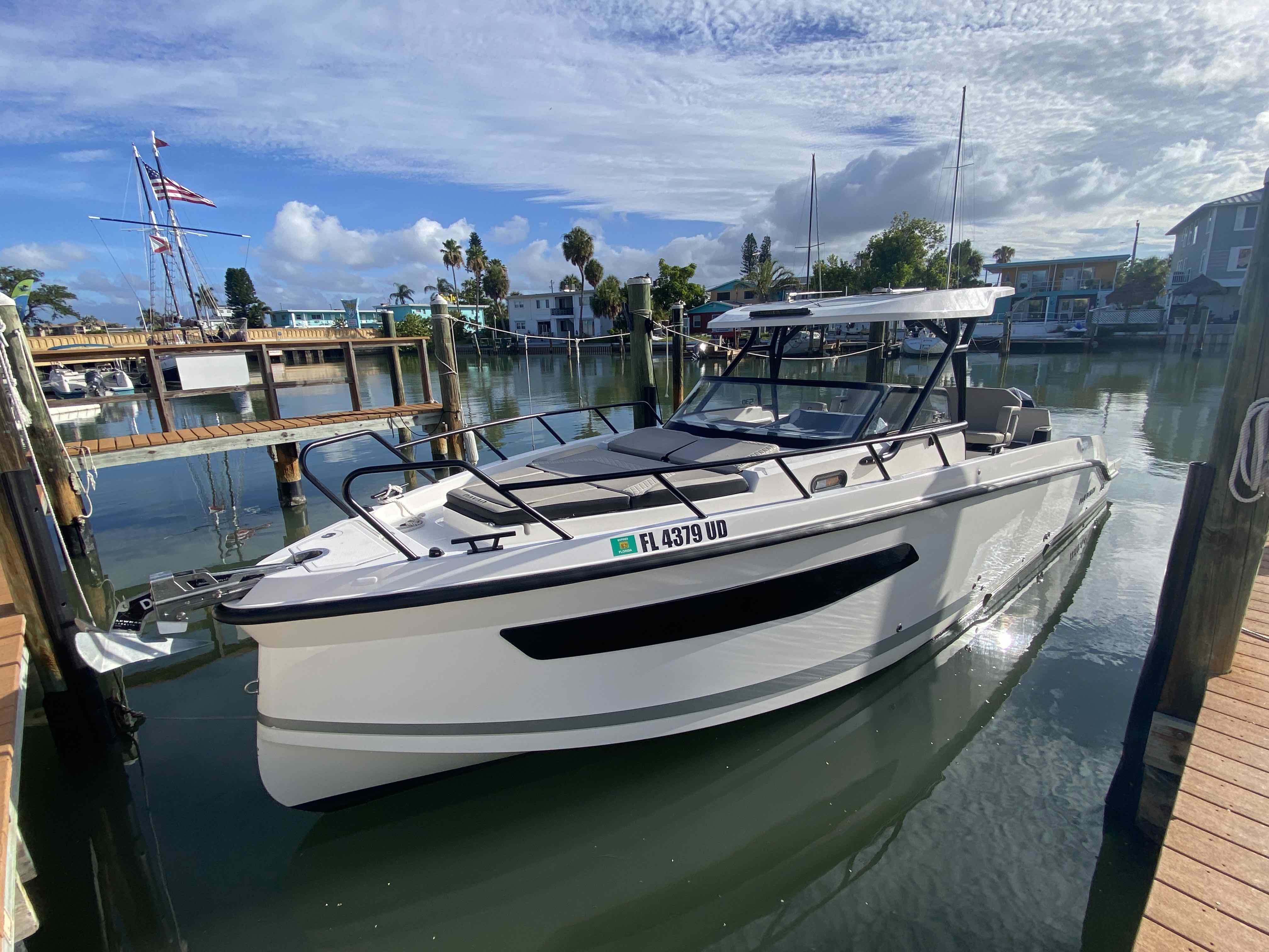 VENTO BIANCO (Amenity Vessel Navan S30 Twin 225hp) $399 Full Day