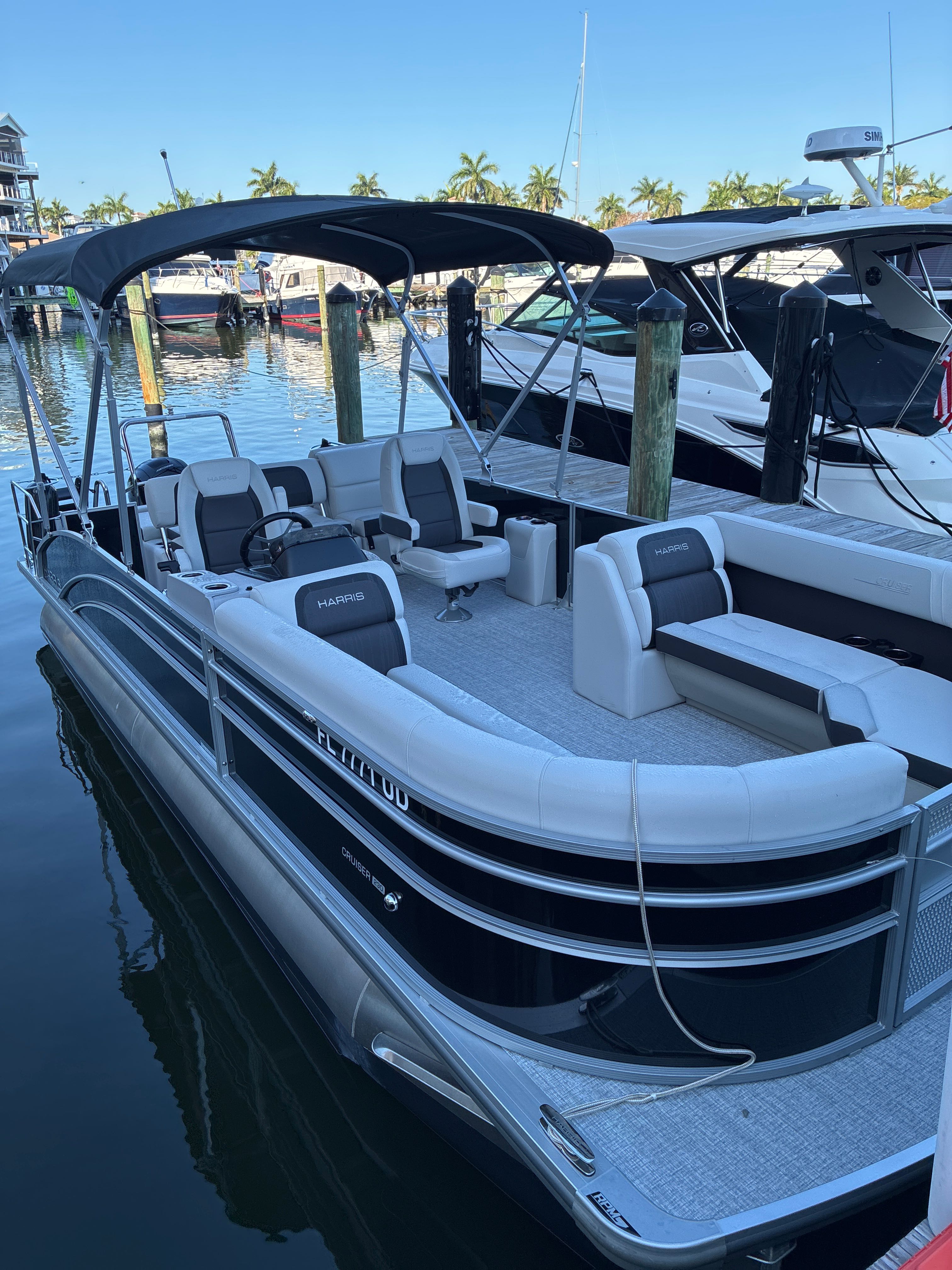 PONTOON SALOON (23' Harris HCX23 Tritoon 150 HP - Fishing or Cruising)