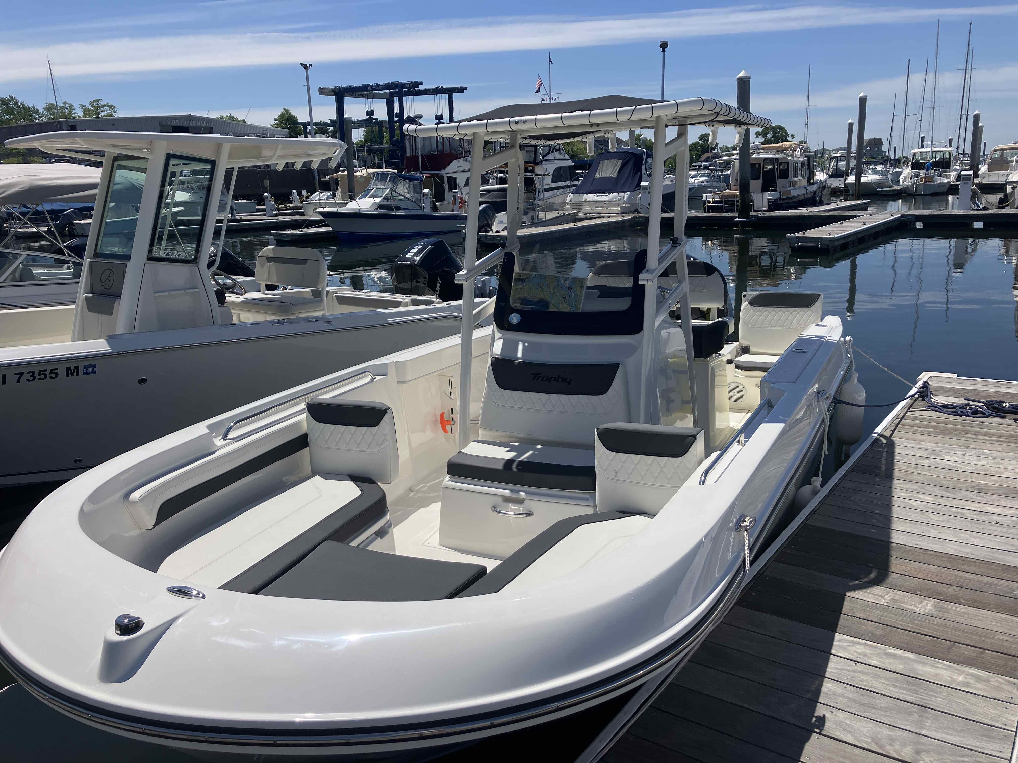 DORY (22FT Bayliner Trophy 22 Center Console - 200HP Mercury~Fishing)