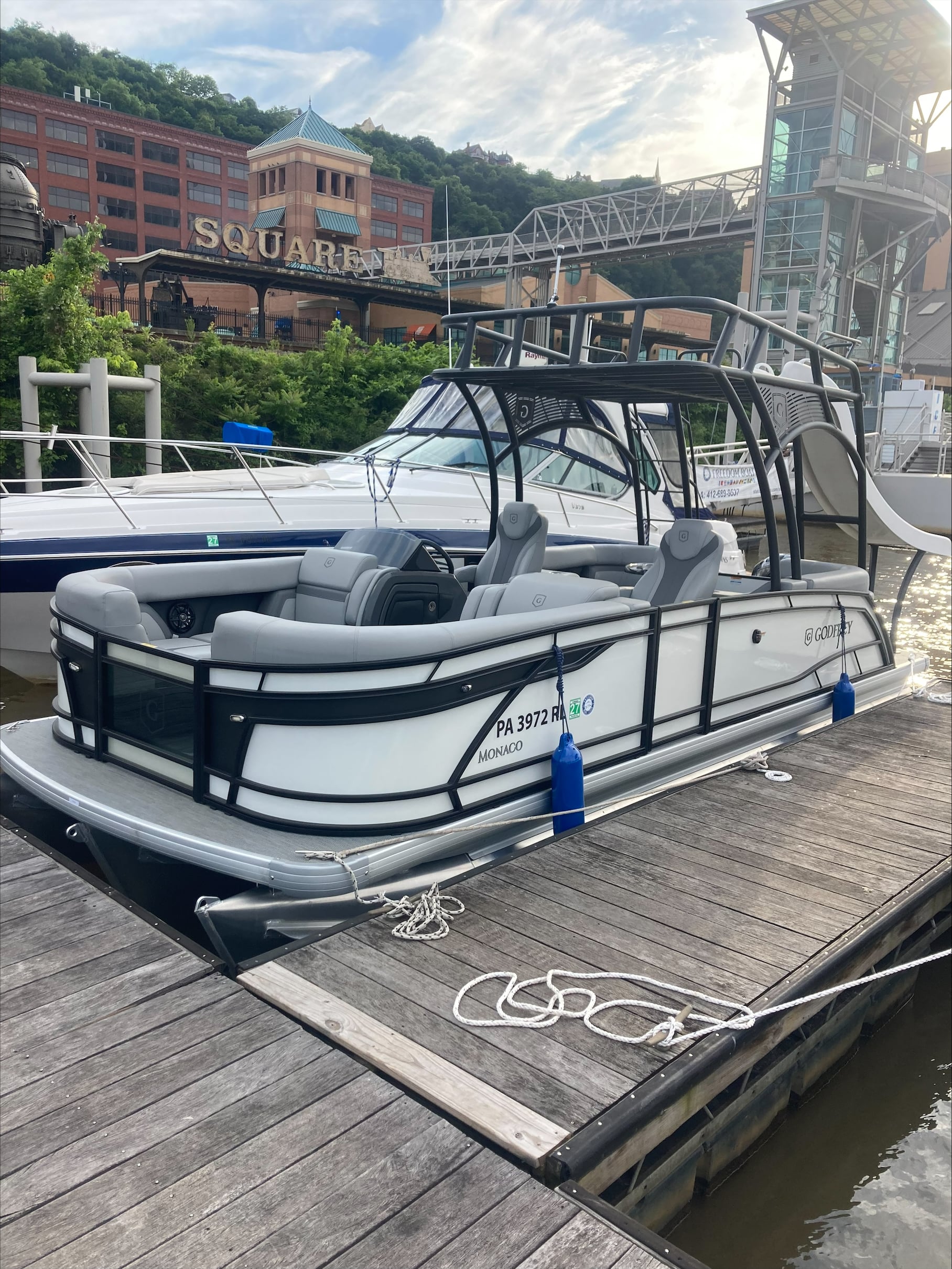 TJ YACHT - 23' Slidetoon ($199 + tax per use)