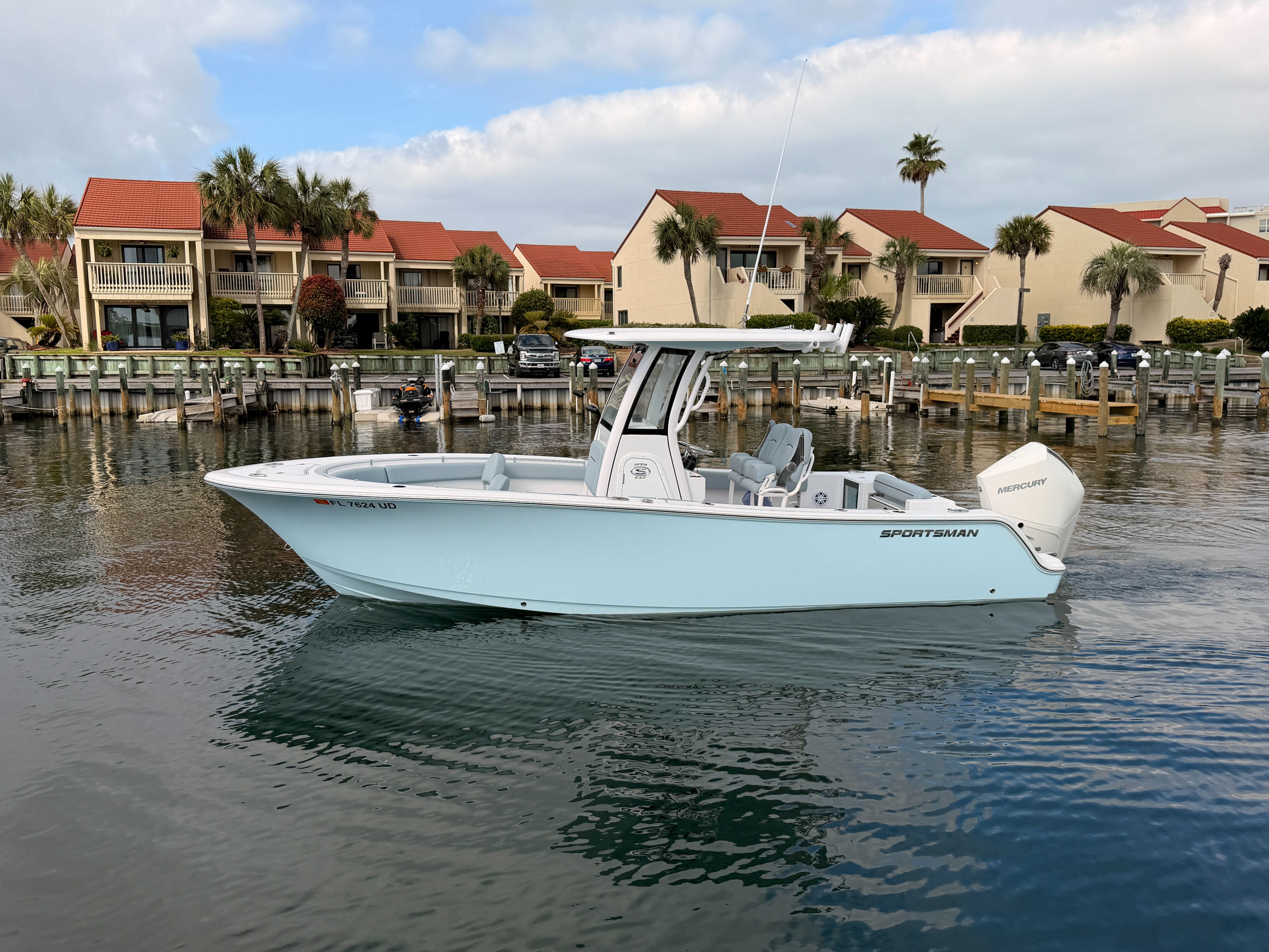 (369A) Sportsman 232  (Vessel Equipped with Electronic Throttle)